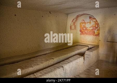 GÖREME, TURQUIE - 19 JUILLET 2019 : réfectoire de la grotte monastique (salle à manger) près de Göreme en Cappadoce, Turquie Banque D'Images