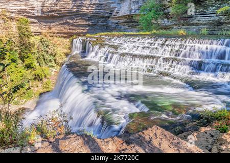 Une chute d'eau à gradins incroyablement belle prise de vue avec une vitesse d'obturation lente pour capturer le mouvement coule le long de la rivière vers une plus grande cascade dans les Burges du Tennessee Banque D'Images