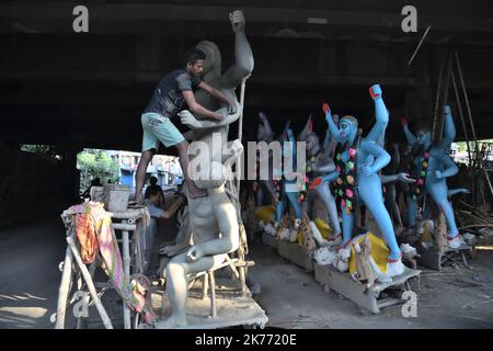 17th octobre 2022, Howrah, Inde. L'idole d'argile de la déesse Kali est sculptée avant le jour annuel Kali puja, qui a prévu le 24 octobre (lundi), 2022. Déesse hindoue considérée comme la déesse de la puissance ultime ou de la réalité ultime. Le 17 octobre 2022, à Howrah City, Inde. (Credit image: © Biswarup Ganguly/eyepix via ZUMA Press Wire) Banque D'Images