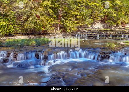 Une magnifique chute d'eau à gradins filmée avec une vitesse d'obturation lente pour capturer le mouvement coule le long de la rivière vers une plus grande chute d'eau dans le Burgess National du Tennessee Banque D'Images