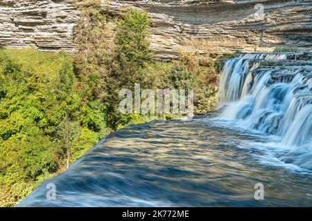 Une chute d'eau à gradins incroyablement belle prise de vue avec une vitesse d'obturation lente pour capturer le mouvement coule le long de la rivière vers une plus grande cascade dans les Burges du Tennessee Banque D'Images