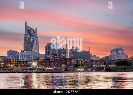 Belle image du célèbre centre-ville de Nashville sur le bord de la rivière montrant l'attraction touristique historique encadrée de nuages roses et wispy au crépuscule. Banque D'Images