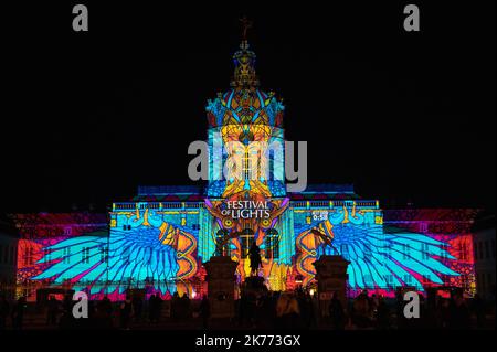 11.10.2022, Berlin, Allemagne, Europe - le Palais de Charlottenburg illuminé brille dans des couleurs vives pendant le Festival des lumières de 18th. Banque D'Images