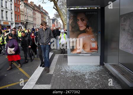 Un point de vue général des manifestants des gilets jaunes en France alors que les manifestations se poursuivent dans leur semaine de 17th. Banque D'Images