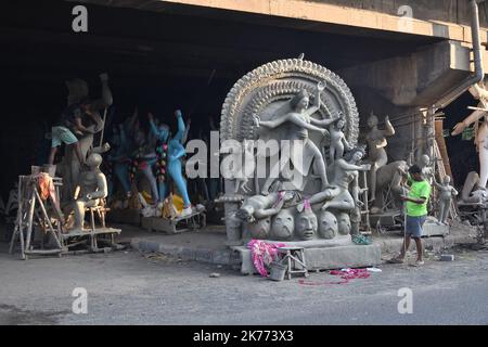 17th octobre 2022, Howrah, Inde. L'idole d'argile de la déesse Kali est sculptée avant le jour annuel Kali puja, qui a prévu le 24 octobre (lundi), 2022. Déesse hindoue considérée comme la déesse de la puissance ultime ou de la réalité ultime. Le 17 octobre 2022, à Howrah City, Inde. (Credit image: © Biswarup Ganguly/eyepix via ZUMA Press Wire) Banque D'Images