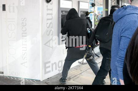 Un point de vue général des manifestants des gilets jaunes en France alors que les manifestations se poursuivent dans leur semaine de 17th. Banque D'Images