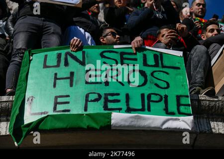 Rassemblement de la diaspora algérienne sur la place de la République contre le mandat du Président Bouteflika en 5th. Banque D'Images