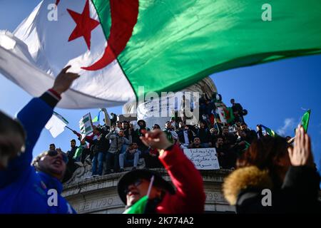 Rassemblement de la diaspora algérienne sur la place de la République contre le mandat du Président Bouteflika en 5th. Banque D'Images