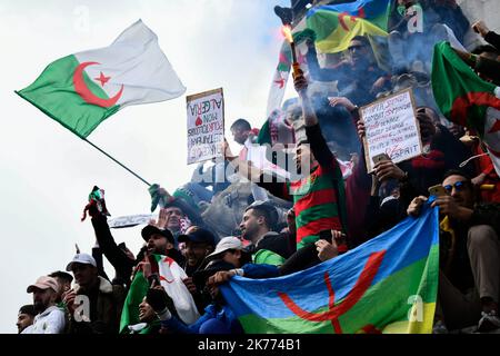 Rassemblement de la diaspora algérienne sur la place de la République contre le mandat du Président Bouteflika en 5th. Banque D'Images