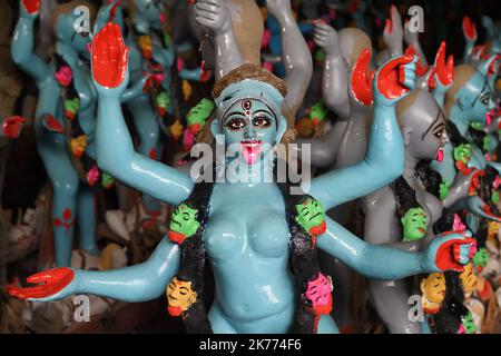 Howrah, Inde. 17th octobre 2022. L'idole d'argile de la déesse Kali est sculptée avant le jour annuel Kali puja, qui a prévu le 24 octobre (lundi), 2022. Déesse hindoue considérée comme la déesse de la puissance ultime ou de la réalité ultime. Le 17 octobre 2022, à Howrah City, Inde. (Credit image: © Biswarup Ganguly/eyepix via ZUMA Press Wire) Banque D'Images