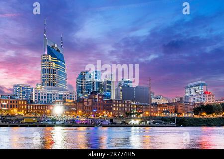 Le magnifique mage du célèbre centre-ville de Nashville le long de la rivière montre une attraction touristique animée en bord de mer la nuit. Banque D'Images