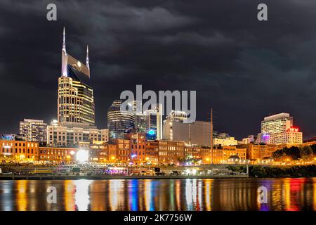 Le magnifique mage du célèbre centre-ville de Nashville le long de la rivière montre une attraction touristique animée en bord de mer la nuit. Banque D'Images