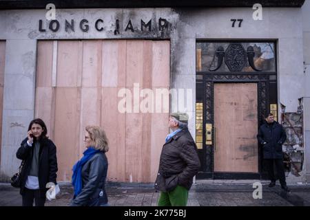 Le ministre français de l'intérieur, Christophe Castaner, visite les champs-Élysées pour rencontrer des membres des forces de police et s'occupe des dégâts de la rue après la manifestation « Yellow Vêtes » un jour plus tôt à côté des champs-Élysées à Paris, en France, sur 17 mars 2019. Les soi-disant « gilets jaunes » sont un mouvement de protestation, qui n'aurait aucune affiliation politique, proteste dans tout le pays au sujet des prix élevés du carburant. Banque D'Images