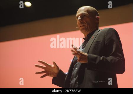 L'ancien ministre grec des Finances Yanis Varoufakis a lancé cette 25 mars à Bruxelles, son projet pour les élections européennes de DiEM25 (première liste transnationale en Europe). Il était en présence des différents candidats, ainsi que de Pamela Anderson et Benoit Hamon qui sont venus appuyer son projet. Banque D'Images