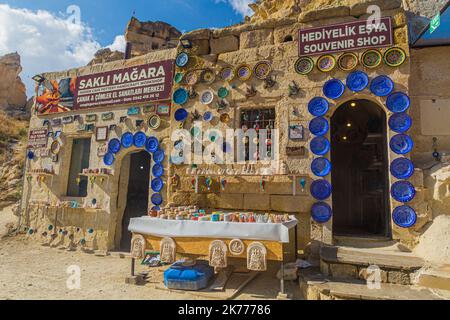 CAVUSIN, TURQUIE - 19 JUILLET 2019 : boutiques de souvenirs dans le village de Cavusin en Cappadoce, Turquie Banque D'Images