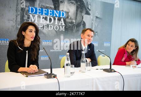 Amal Clooney, épouse de George Cloney, participe à une conférence de presse organisée au Novotel Dinard (Ille-et-Vilaine) pour défendre la liberté. De la presse aux côtés du ministre des Affaires étrangères Jeremy Hunt et du ministre canadien des Affaires étrangères Chrystia Freeland. A Dinard sur 5 avril 2019 en marge de la réunion préparatoire au sommet des chefs d'Etat et de gouvernement des G7 de Biarritz. Banque D'Images