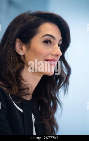 Amal Clooney, épouse de George Cloney, participe à une conférence de presse organisée au Novotel Dinard (Ille-et-Vilaine) pour défendre la liberté. De la presse aux côtés du ministre des Affaires étrangères Jeremy Hunt et du ministre canadien des Affaires étrangères Chrystia Freeland. A Dinard sur 5 avril 2019 en marge de la réunion préparatoire au sommet des chefs d'Etat et de gouvernement des G7 de Biarritz. Banque D'Images