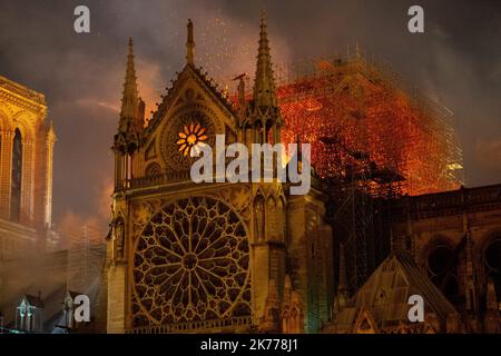 Un incendie a éclaté à la célèbre cathédrale notre-Dame de Paris et s'est rapidement propagé dans le bâtiment. Les pompiers se battent contre le feu qui aurait commencé à 7pm ans. Banque D'Images