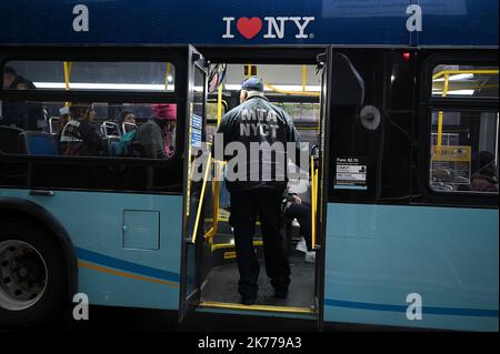 New York, États-Unis. 17th octobre 2022. Un membre de la MTA New York City Transit Authority monte à bord d'un autobus de M86 à travers la ville pour vérifier si les passagers ont payé leur tarif, New York, NY, 17 octobre 2022. Les services de tarification représentent plus de 30 % de tous les usagers de bus, et les statistiques indiquent que 12 % des usagers de métro sont des adeptes de la tarification. (Photo par Anthony Behar/Sipa USA) crédit: SIPA USA/Alay Live News Banque D'Images