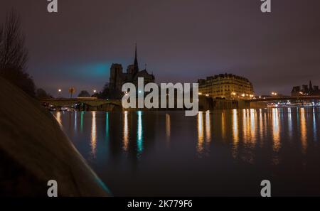 Ponts de paris - notre-Dame de Paris, à l'aube depuis la rive de la seine. Banque D'Images