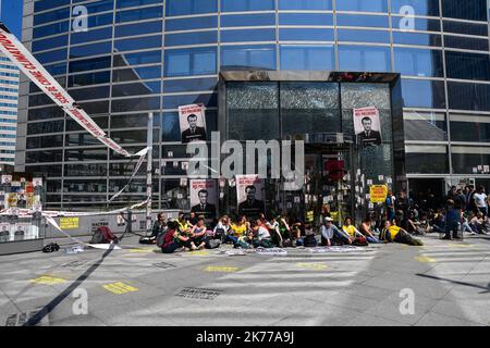 Des centaines de militants du climat bloquent l'accès au quartier des affaires de Paris. 19/04/2019 - France / Ile-de-France (région) / la Défense - les associations Greenpeace et ANV COP 21 (action non violente COP 21) ont investi l'avant-cour de la défense, dans une action commune visant des sociétés polluantes telles que EDF, TOTAL, Société générale et occupé le Ministère de la transition écologique et solidaire. Banque D'Images