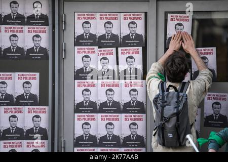 Des centaines de militants du climat bloquent l'accès au quartier des affaires de Paris. 19/04/2019 - France / Ile-de-France (région) / la Défense - les associations Greenpeace et ANV COP 21 (action non violente COP 21) ont investi l'avant-cour de la défense, dans une action commune visant des sociétés polluantes telles que EDF, TOTAL, Société générale et occupé le Ministère de la transition écologique et solidaire. Banque D'Images