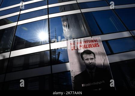 Des centaines de militants du climat bloquent l'accès au quartier des affaires de Paris. 19/04/2019 - France / Ile-de-France (région) / la Défense - les associations Greenpeace et ANV COP 21 (action non violente COP 21) ont investi l'avant-cour de la défense, dans une action commune visant des sociétés polluantes telles que EDF, TOTAL, Société générale et occupé le Ministère de la transition écologique et solidaire. Banque D'Images