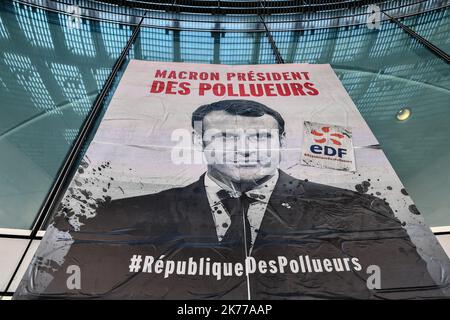 Des centaines de militants du climat bloquent l'accès au quartier des affaires de Paris. 19/04/2019 - France / Ile-de-France (région) / la Défense - les associations Greenpeace et ANV COP 21 (action non violente COP 21) ont investi l'avant-cour de la défense, dans une action commune visant des sociétés polluantes telles que EDF, TOTAL, Société générale et occupé le Ministère de la transition écologique et solidaire. Banque D'Images