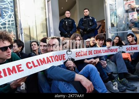 Des centaines de militants du climat bloquent l'accès au quartier des affaires de Paris. 19/04/2019 - France / Ile-de-France (région) / la Défense - les associations Greenpeace et ANV COP 21 (action non violente COP 21) ont investi l'avant-cour de la défense, dans une action commune visant des sociétés polluantes telles que EDF, TOTAL, Société générale et occupé le Ministère de la transition écologique et solidaire. Banque D'Images