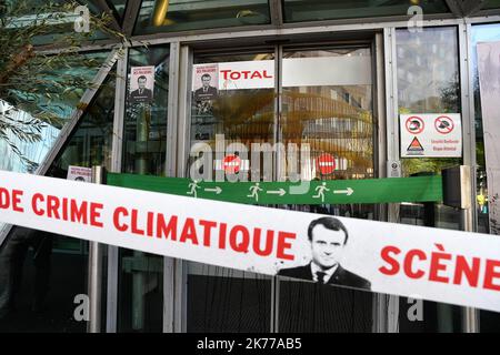 Des centaines de militants du climat bloquent l'accès au quartier des affaires de Paris. 19/04/2019 - France / Ile-de-France (région) / la Défense - les associations Greenpeace et ANV COP 21 (action non violente COP 21) ont investi l'avant-cour de la défense, dans une action commune visant des sociétés polluantes telles que EDF, TOTAL, Société générale et occupé le Ministère de la transition écologique et solidaire. Banque D'Images