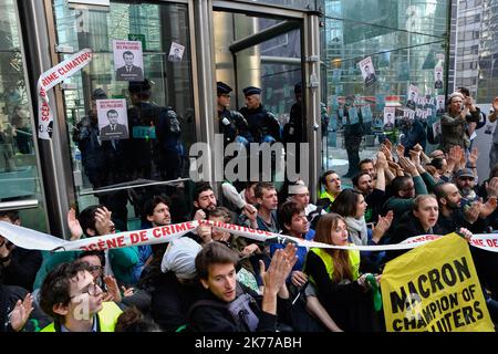 Des centaines de militants du climat bloquent l'accès au quartier des affaires de Paris. 19/04/2019 - France / Ile-de-France (région) / la Défense - les associations Greenpeace et ANV COP 21 (action non violente COP 21) ont investi l'avant-cour de la défense, dans une action commune visant des sociétés polluantes telles que EDF, TOTAL, Société générale et occupé le Ministère de la transition écologique et solidaire. Banque D'Images