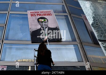 Des centaines de militants du climat bloquent l'accès au quartier des affaires de Paris. 19/04/2019 - France / Ile-de-France (région) / la Défense - les associations Greenpeace et ANV COP 21 (action non violente COP 21) ont investi l'avant-cour de la défense, dans une action commune visant des sociétés polluantes telles que EDF, TOTAL, Société générale et occupé le Ministère de la transition écologique et solidaire. Banque D'Images