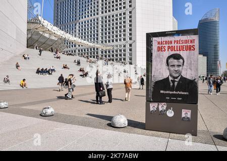 Des centaines de militants du climat bloquent l'accès au quartier des affaires de Paris. 19/04/2019 - France / Ile-de-France (région) / la Défense - les associations Greenpeace et ANV COP 21 (action non violente COP 21) ont investi l'avant-cour de la défense, dans une action commune visant des sociétés polluantes telles que EDF, TOTAL, Société générale et occupé le Ministère de la transition écologique et solidaire. Banque D'Images