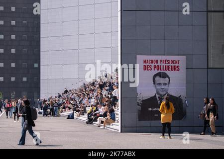 Des centaines de militants du climat bloquent l'accès au quartier des affaires de Paris. 19/04/2019 - France / Ile-de-France (région) / la Défense - les associations Greenpeace et ANV COP 21 (action non violente COP 21) ont investi l'avant-cour de la défense, dans une action commune visant des sociétés polluantes telles que EDF, TOTAL, Société générale et occupé le Ministère de la transition écologique et solidaire. Banque D'Images