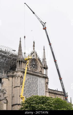 Les ouvriers ont commencé à reconstruire la cathédrale notre-Dame de Paris sous le regard des touristes sur 23 avril 2019. Banque D'Images