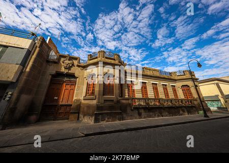 San Luis Potosí, c'était un important centre d'extraction d'or et d'argent sur le Camino Real de Tierra Adentro, une route commerciale du milieu du 16th siècle aux bâtiments coloniaux du 19th siècle, comme l'imposant temple de San Francisco de l'époque baroque, Qui domine le jardin verdoyant de San Francisco. À proximité se trouve le Templo del Carmen, qui date du 18th siècle. (Photo de Luis GutierrezNortePhoto) San Luis Potosí, Fue un important centro minero del oro y la plata en el Camino Real de Tierra Adentro, una ruta comercial de mediados del siglo XVI al siglo XIX edificios coloniales, Banque D'Images