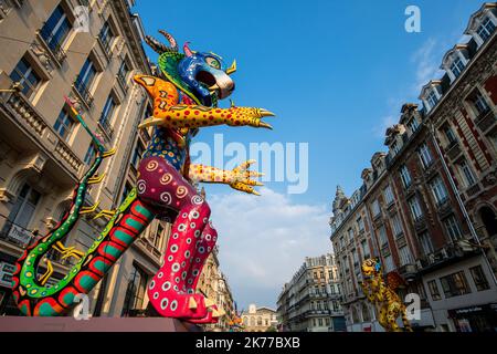 lille3000 présente sa cinquième édition thématique: Eldorado! Festivités d'ouverture, métamorphoses urbaines, grandes expositions au Tripostal, à la Gare Saint Sauveur et de nombreux sites culturels partenaires à travers le Metropole de Lille, spectacles, jardins, gastronomie, art de la rue, et de nouveaux événements. Pour cette édition, lille3000 a opté pour un programme Printemps/été utilisant des espaces extérieurs et donnant aux visiteurs l'occasion d'explorer la région pendant la saison ensoleillée. Banque D'Images