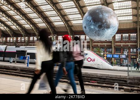 lille3000 présente sa cinquième édition thématique: Eldorado! Festivités d'ouverture, métamorphoses urbaines, grandes expositions au Tripostal, à la Gare Saint Sauveur et de nombreux sites culturels partenaires à travers le Metropole de Lille, spectacles, jardins, gastronomie, art de la rue, et de nouveaux événements. Pour cette édition, lille3000 a opté pour un programme Printemps/été utilisant des espaces extérieurs et donnant aux visiteurs l'occasion d'explorer la région pendant la saison ensoleillée. Banque D'Images