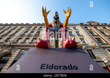 lille3000 présente sa cinquième édition thématique: Eldorado! Festivités d'ouverture, métamorphoses urbaines, grandes expositions au Tripostal, à la Gare Saint Sauveur et de nombreux sites culturels partenaires à travers le Metropole de Lille, spectacles, jardins, gastronomie, art de la rue, et de nouveaux événements. Pour cette édition, lille3000 a opté pour un programme Printemps/été utilisant des espaces extérieurs et donnant aux visiteurs l'occasion d'explorer la région pendant la saison ensoleillée. Banque D'Images