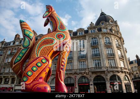 lille3000 présente sa cinquième édition thématique: Eldorado! Festivités d'ouverture, métamorphoses urbaines, grandes expositions au Tripostal, à la Gare Saint Sauveur et de nombreux sites culturels partenaires à travers le Metropole de Lille, spectacles, jardins, gastronomie, art de la rue, et de nouveaux événements. Pour cette édition, lille3000 a opté pour un programme Printemps/été utilisant des espaces extérieurs et donnant aux visiteurs l'occasion d'explorer la région pendant la saison ensoleillée. Banque D'Images