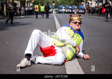 Manifestation de 1 mai à Paris regroupant syndicats et vestes jaunes, affrontements entre blocs noirs et forces de l'ordre ont été régulièrement organisés sur le cours Banque D'Images