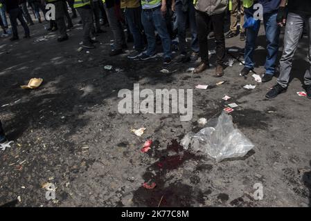 Manifestation de 1 mai à Paris regroupant syndicats et vestes jaunes, affrontements entre blocs noirs et forces de l'ordre ont été régulièrement organisés sur le cours Banque D'Images