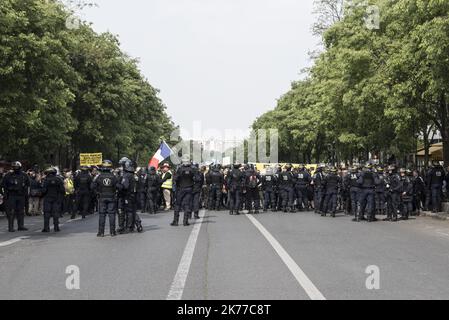 Manifestation de 1 mai à Paris regroupant syndicats et vestes jaunes, affrontements entre blocs noirs et forces de l'ordre ont été régulièrement organisés sur le cours Banque D'Images