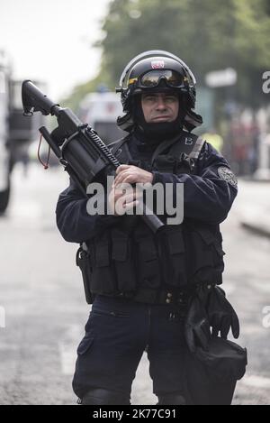 Manifestation de 1 mai à Paris regroupant syndicats et vestes jaunes, affrontements entre blocs noirs et forces de l'ordre ont été régulièrement organisés sur le cours Banque D'Images