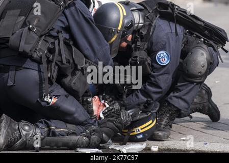 Manifestation de 1 mai à Paris regroupant syndicats et vestes jaunes, affrontements entre blocs noirs et forces de l'ordre ont été régulièrement organisés sur le cours Banque D'Images