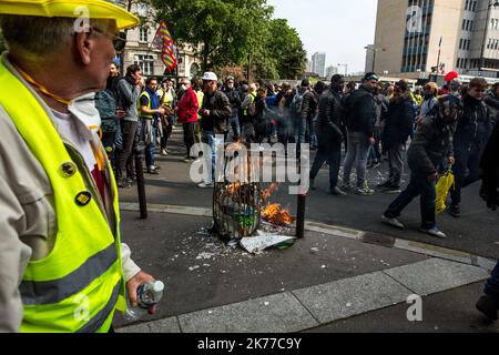 Manifestation de 1 mai à Paris regroupant syndicats et vestes jaunes, affrontements entre blocs noirs et forces de l'ordre ont été régulièrement organisés sur le cours Banque D'Images