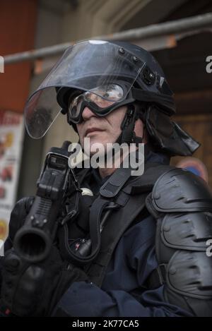 Manifestation de 1 mai à Paris regroupant syndicats et vestes jaunes, affrontements entre blocs noirs et forces de l'ordre ont été régulièrement organisés sur le cours Banque D'Images