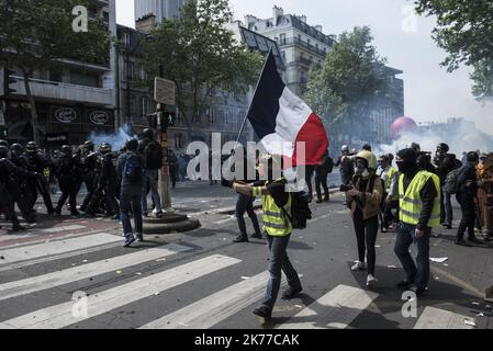 Manifestation de 1 mai à Paris regroupant syndicats et vestes jaunes, affrontements entre blocs noirs et forces de l'ordre ont été régulièrement organisés sur le cours Banque D'Images