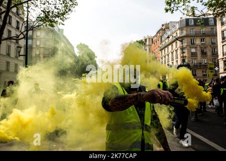 Manifestation de 1 mai à Paris regroupant syndicats et vestes jaunes, affrontements entre blocs noirs et forces de l'ordre ont été régulièrement organisés sur le cours Banque D'Images