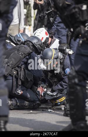 Manifestation de 1 mai à Paris regroupant syndicats et vestes jaunes, affrontements entre blocs noirs et forces de l'ordre ont été régulièrement organisés sur le cours Banque D'Images